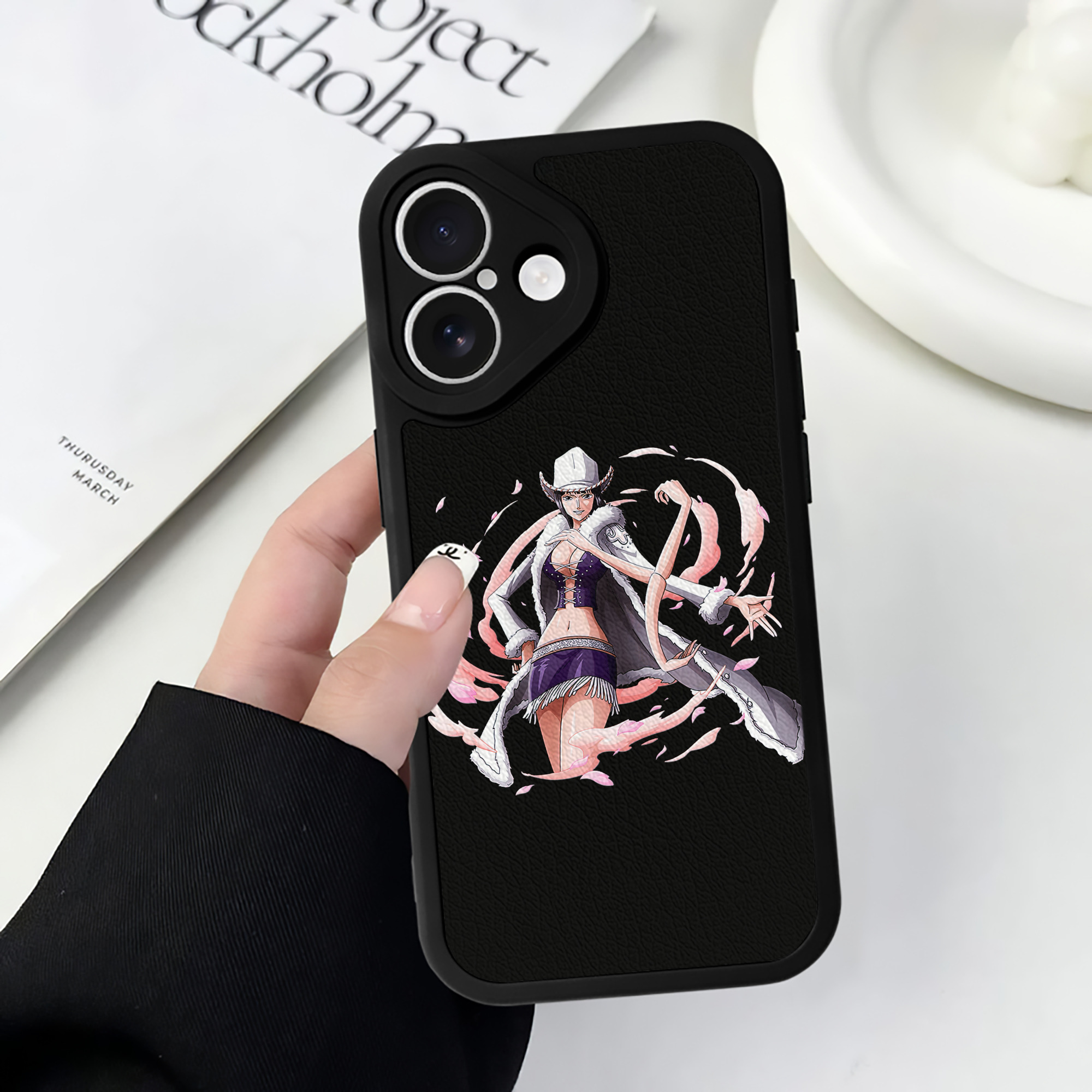 （画像用） ワンピース ニコ・ロビン ONE PIECE Nico Robin 【iPhone 16シリーズ対応】シリコンスマホケース（レザー調） 材質：シリコン